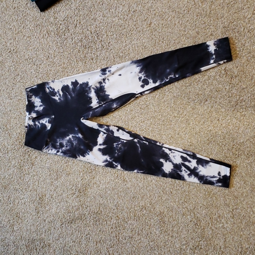 Balance Athletica Cloud pant, black and white